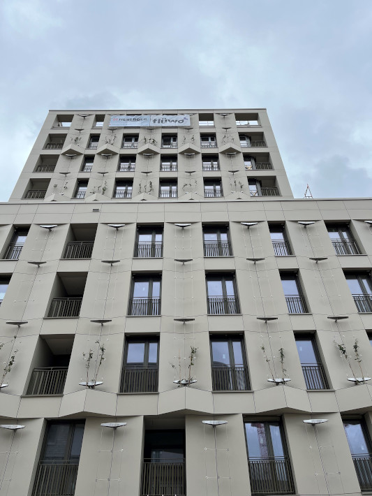 23_04_17_Fassade-von-unten